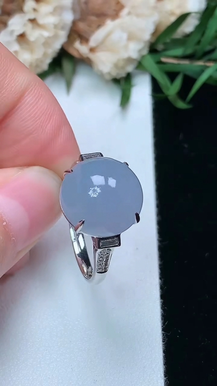 天然A货翡翠k金紫罗兰蛋面戒指，尺寸17.7-12.2-12，重量:4.37g2026年3月17日
工厂直销收藏佳品,种好水足，色泽均匀，有种有色，上手高大气！