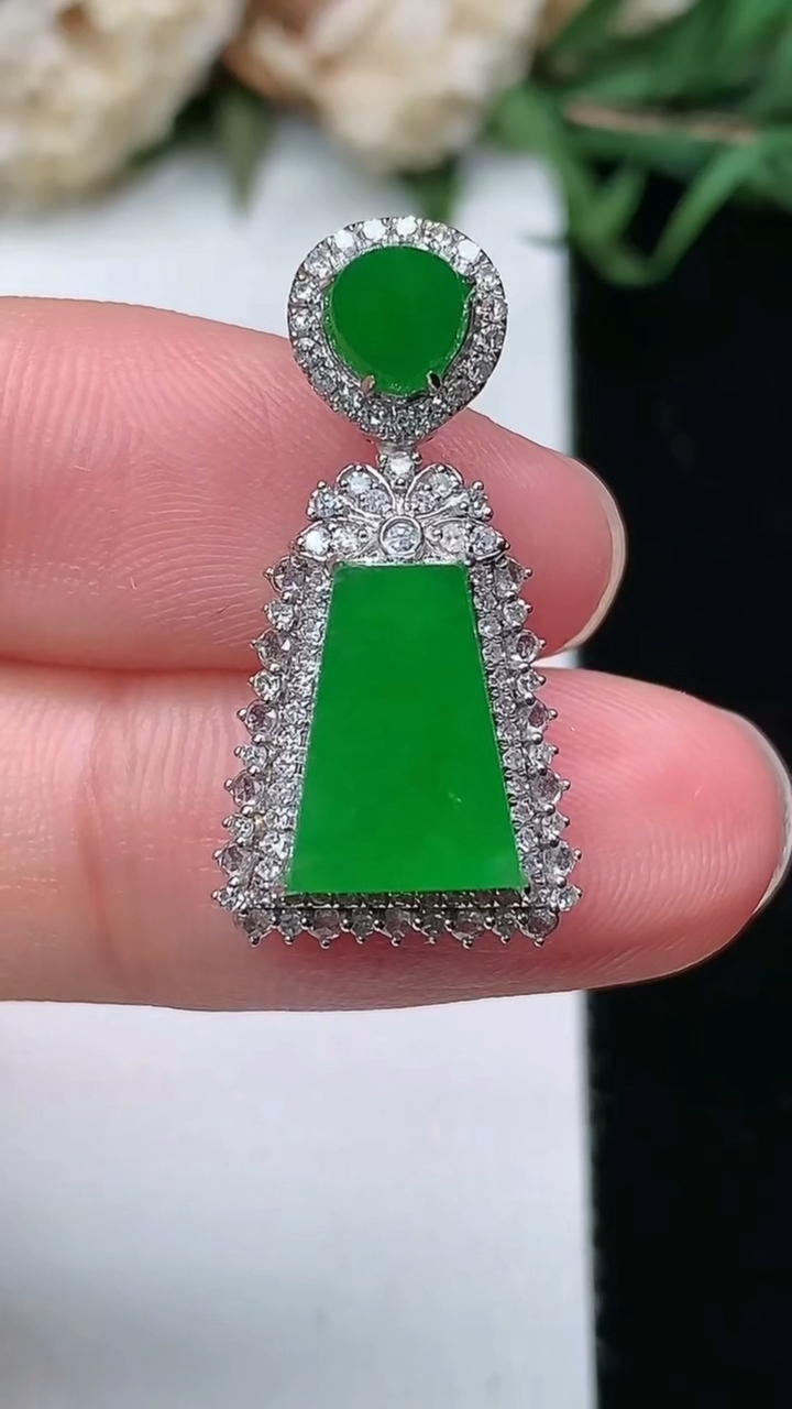 天然A货翡翠无事牌吊坠，尺寸24.8-12.6-7.6，裸石10.6-7.6，重量:2.65g
3月