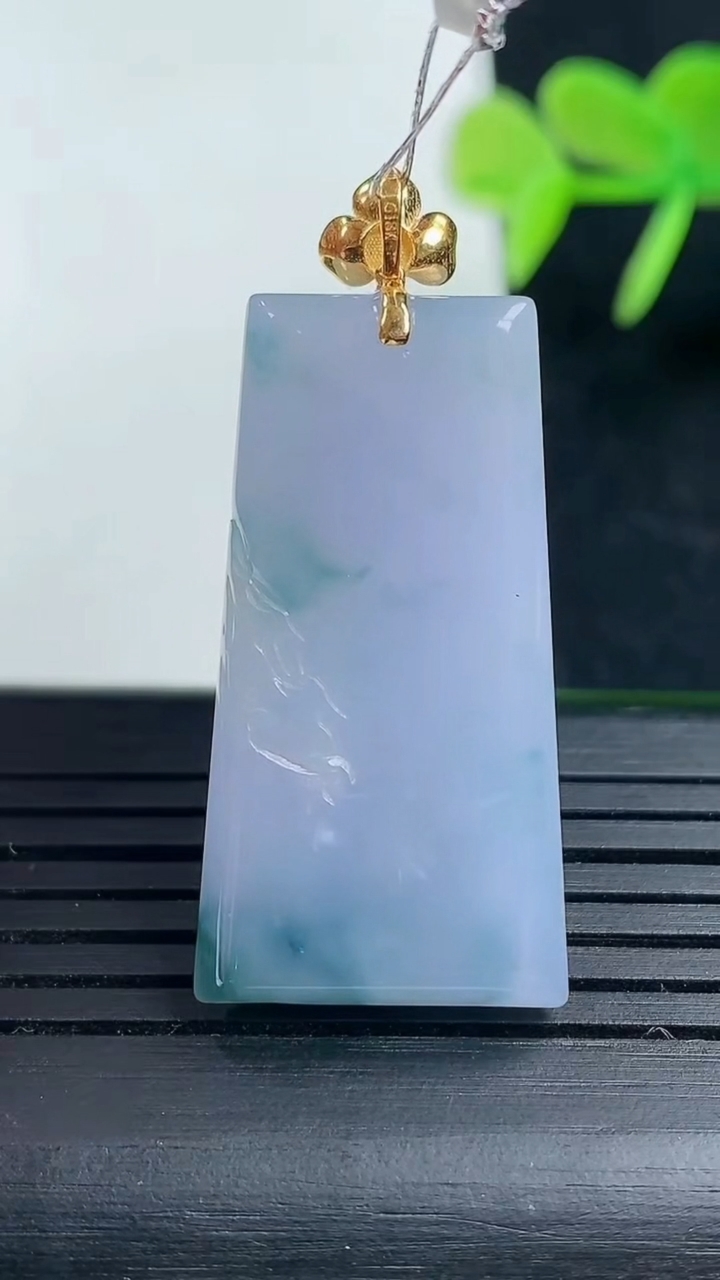 天然A货翡翠18K金紫罗兰飘花无事牌吊坠尺寸32.1-16.7-5重量:7.94g
3月17日