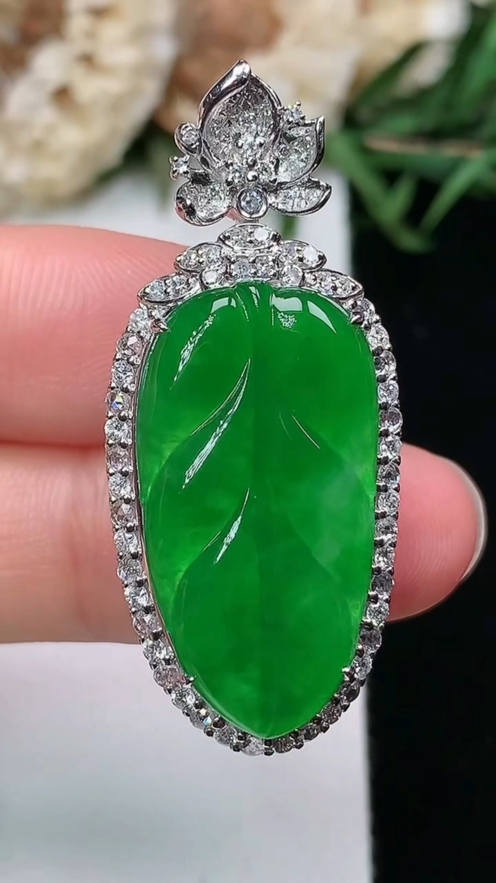 天然A货翡翠金枝玉叶 叶子吊坠，尺寸38.8-16.8-10.6，裸石25-13.4，重量:6.95