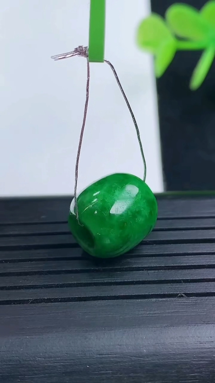 天然A货翡翠路路通吊坠尺寸11.7-11.8重量:3.37g
3月17日