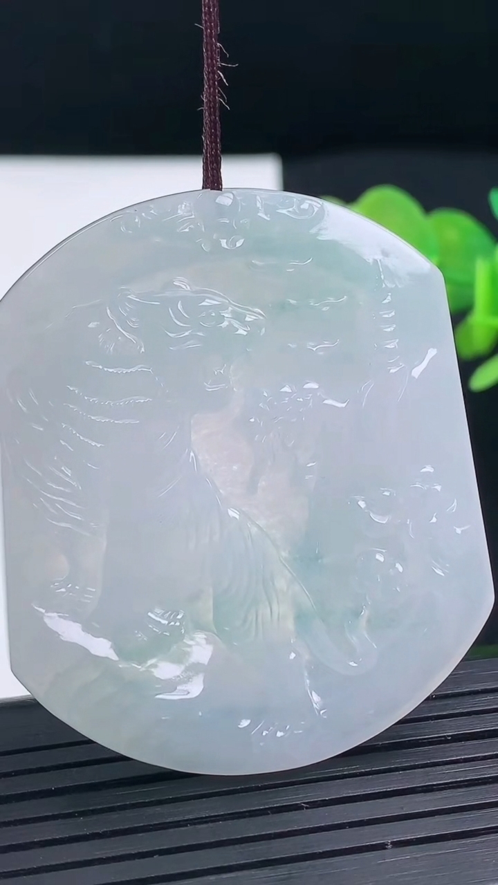 天然A货翡翠生肖虎吊坠尺寸49.9-42.4-5重量:23.60g
3月17日