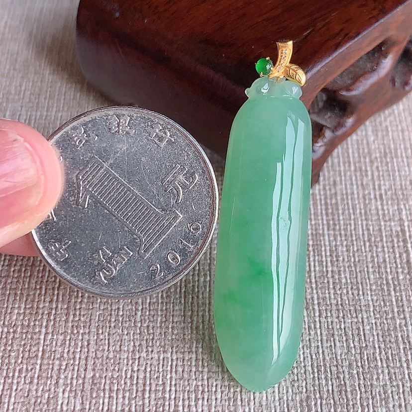 天然A货翡翠18K金镶嵌满绿福瓜吊坠 
尺寸46.5-40-11.8-6.6mm 重量7.46g 0315