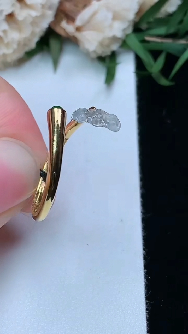 天然A货翡翠白冰莲蓬戒指，尺寸17-4.9-8.2-2.6，重量:2.18g2026年3月17日
工厂直销收藏佳品,种好水足，色泽均匀，有种有色，上手高大气！