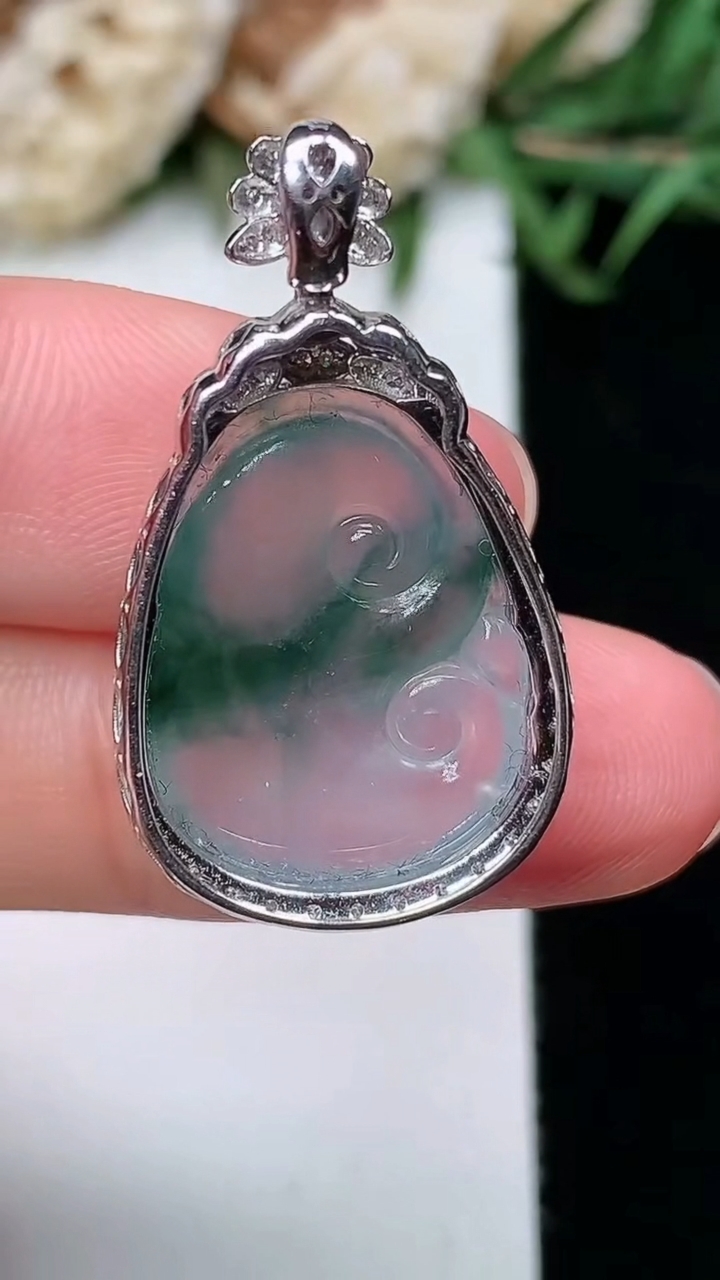 天然A货翡翠飘花如意吊坠，尺寸29.3-16.8-7，裸石19.2-14.5
3月17日