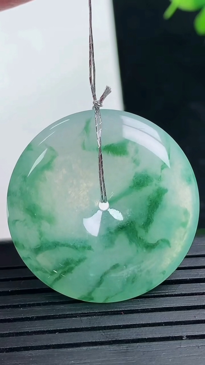 天然A货翡翠种飘花平安扣吊坠尺寸30.2-5.4重量:10.68g
3月17日