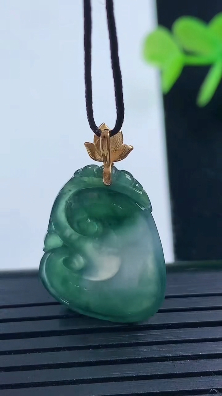 天然A货翡翠种飘花如意吊坠尺寸24.5-17.8-3.6重量:3.36g
3月17日