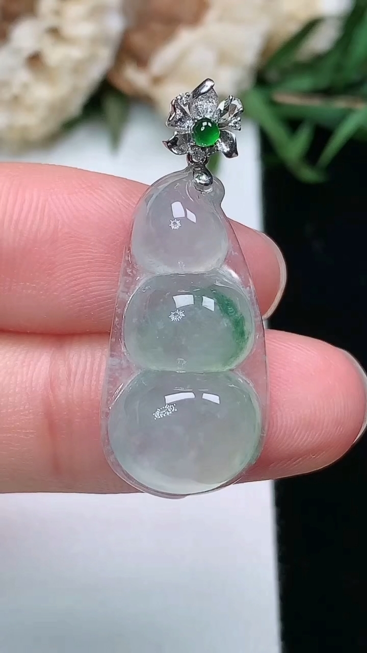 天然A货翡翠飘花福豆吊坠，尺寸24-12.9-6.6，重量:3.46g
3月17日