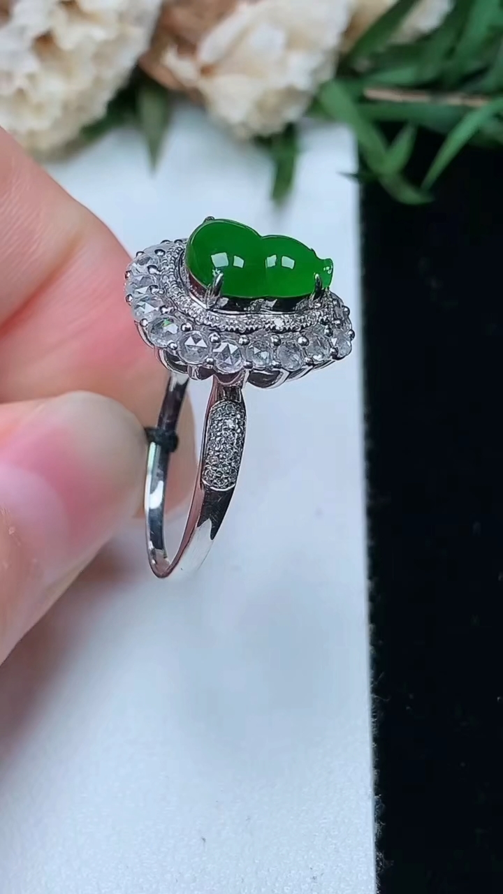 天然A货翡翠葫芦戒指，尺寸17.5-9.3-7.2，重量:3.29g2026年3月17日
工厂直销收藏佳品,种好水足，色泽均匀，有种有色，上手高大气！