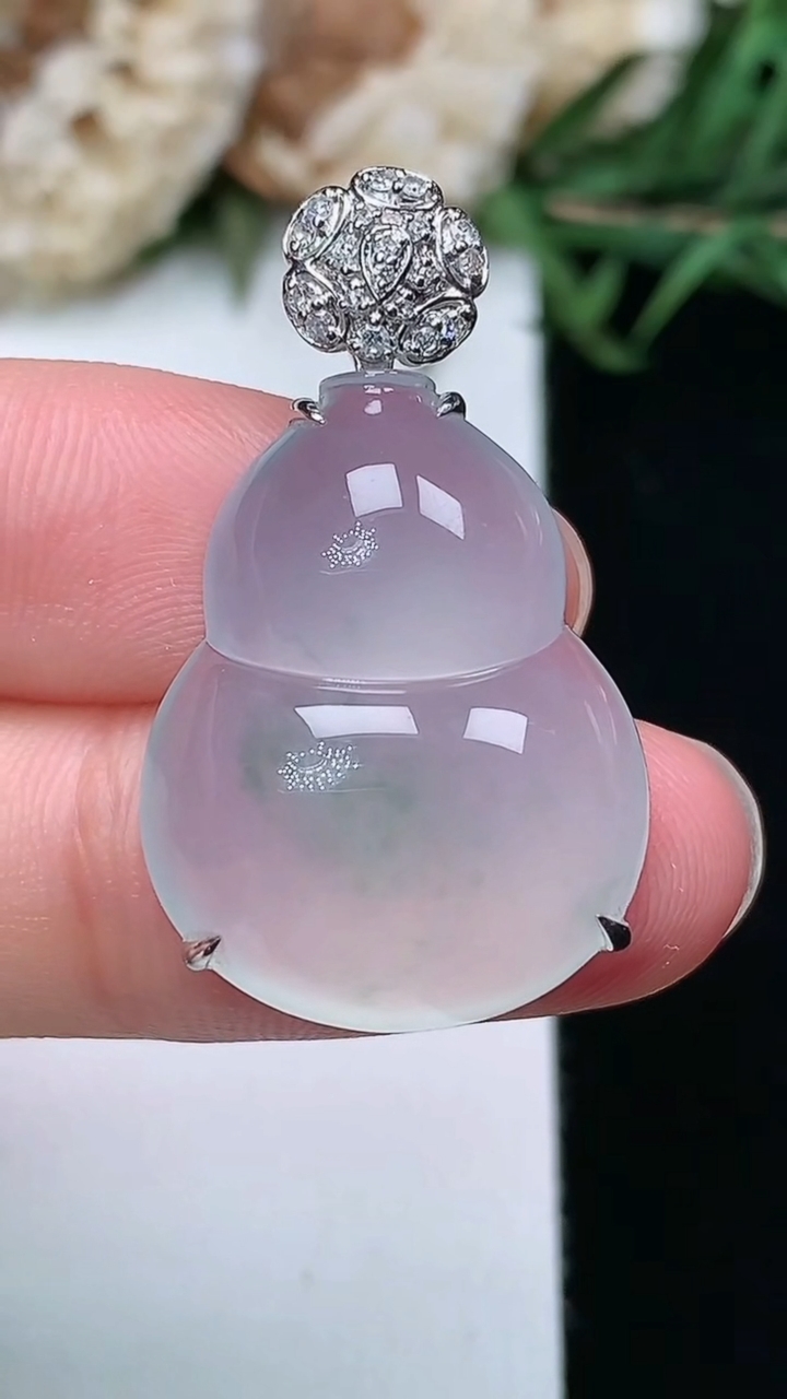 天然A货翡翠葫芦吊坠，尺寸23.6-18.5-8.2，重量:6.46g
3月17日