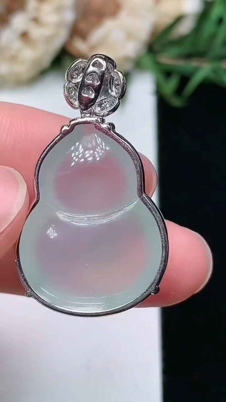 天然A货翡翠葫芦吊坠，尺寸23.6-18.5-8.2，重量:6.46g
3月17日