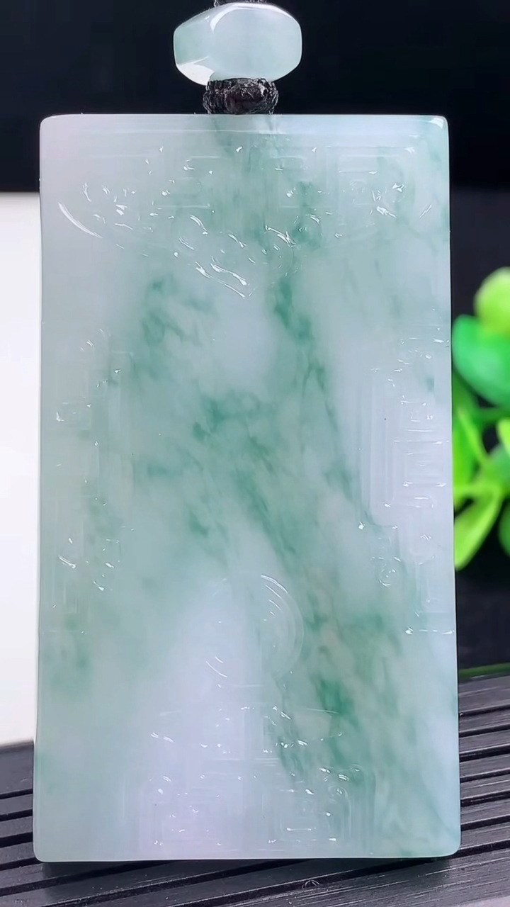 天然A货翡翠飘花仿古无事牌吊坠尺寸60-34.7-5.5重量:42.54g
3月17日