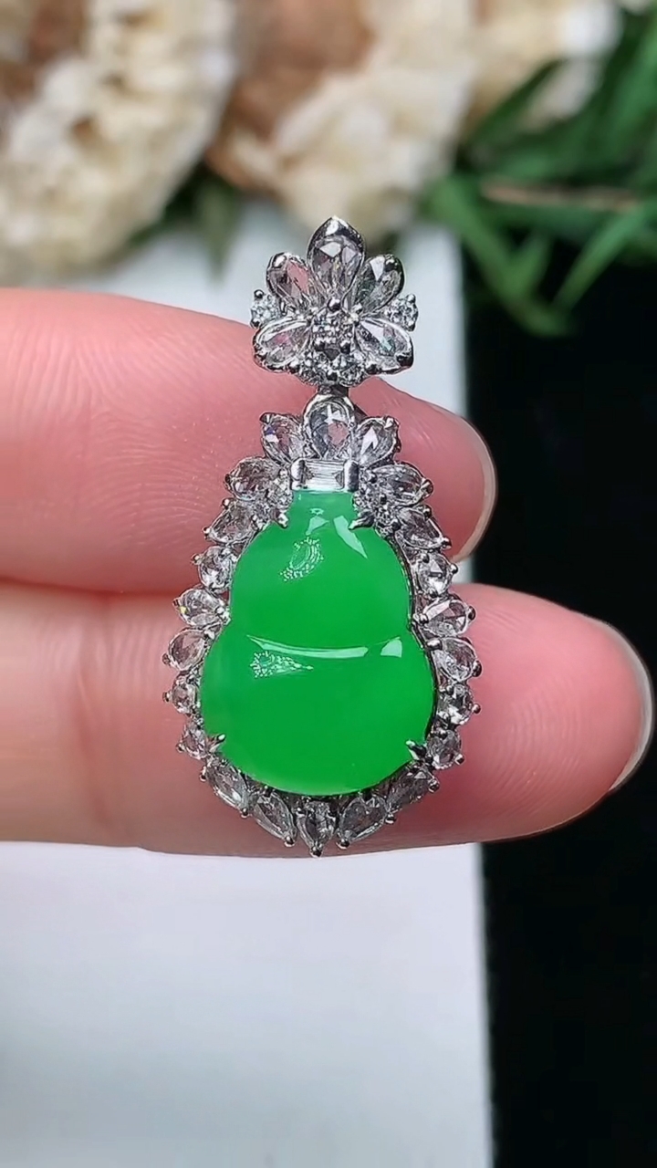 天然A货翡翠葫芦吊坠，尺寸26.9-13.7-9.4，裸石12.6-9.5，重量:3.62g
3月17日