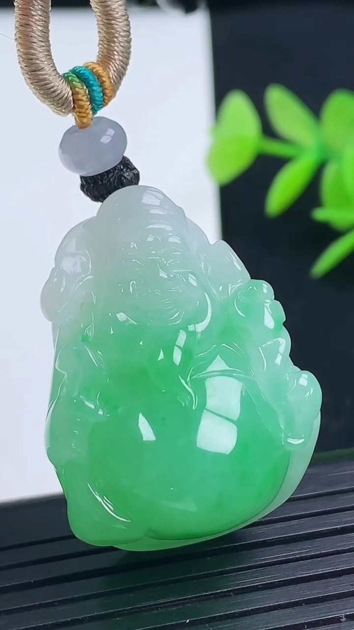 天然A货翡翠财神爷吊坠尺寸32.4-24.9-17.8重量:24.32g
3月17日