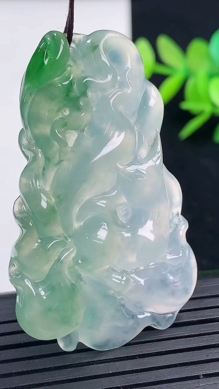 天然A货翡翠九尾狐吊坠尺寸50.3-31.8-5.5重量:18.65g
3月17日