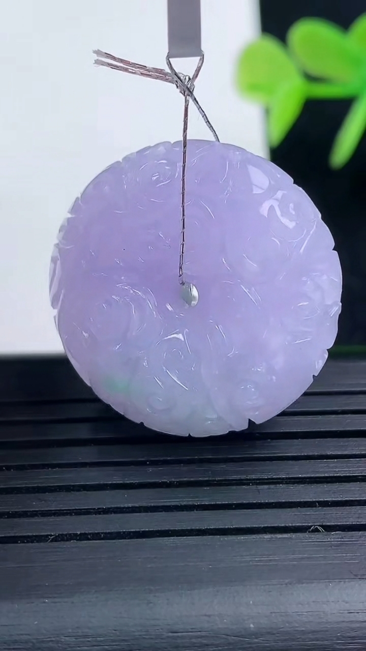 天然A货翡翠春带彩紫罗兰雕花平安扣吊坠尺寸26.3-10.3重量:14.58g
3月17日