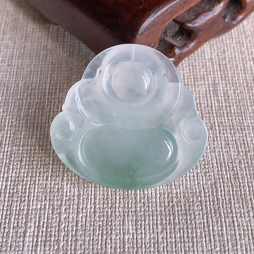 天然A货翡翠晴水佛公吊坠 
尺寸30-32.2-6.2mm 重量9.32g 0315