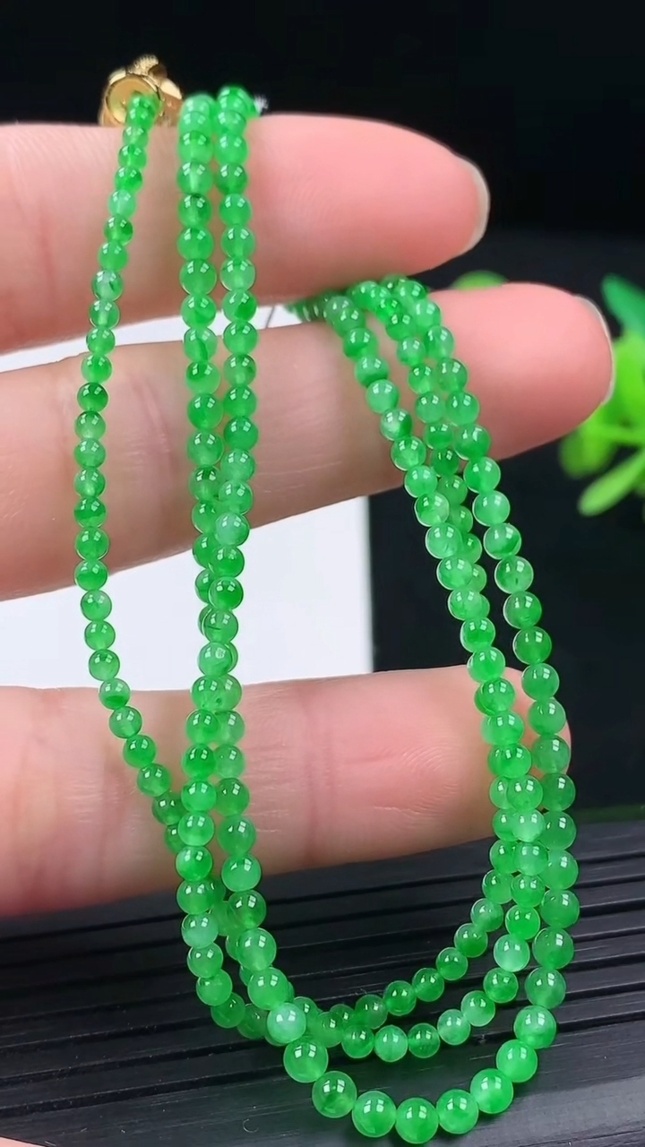 天然A货翡翠小米珠项链尺寸2-233颗重量:6.31g3月17日
工厂直销收藏佳品,种好水足，色泽均