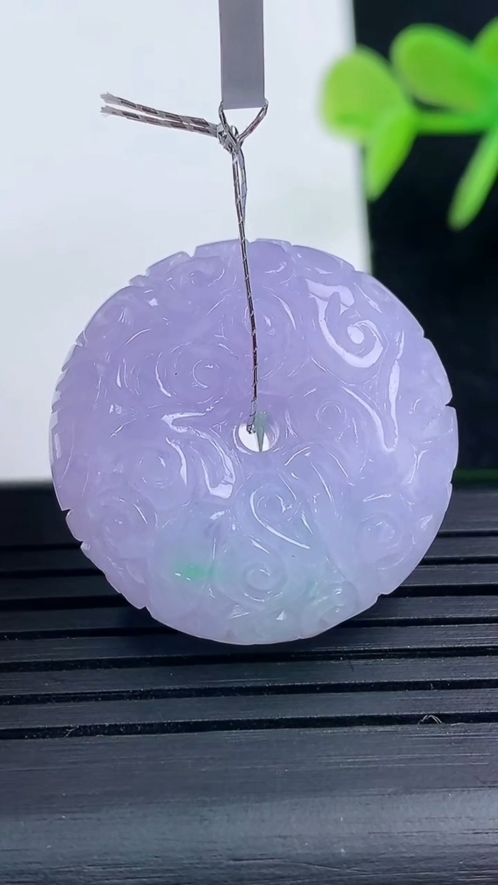 天然A货翡翠春带彩紫罗兰雕花平安扣吊坠尺寸26.3-10.3重量:14.58g
3月17日