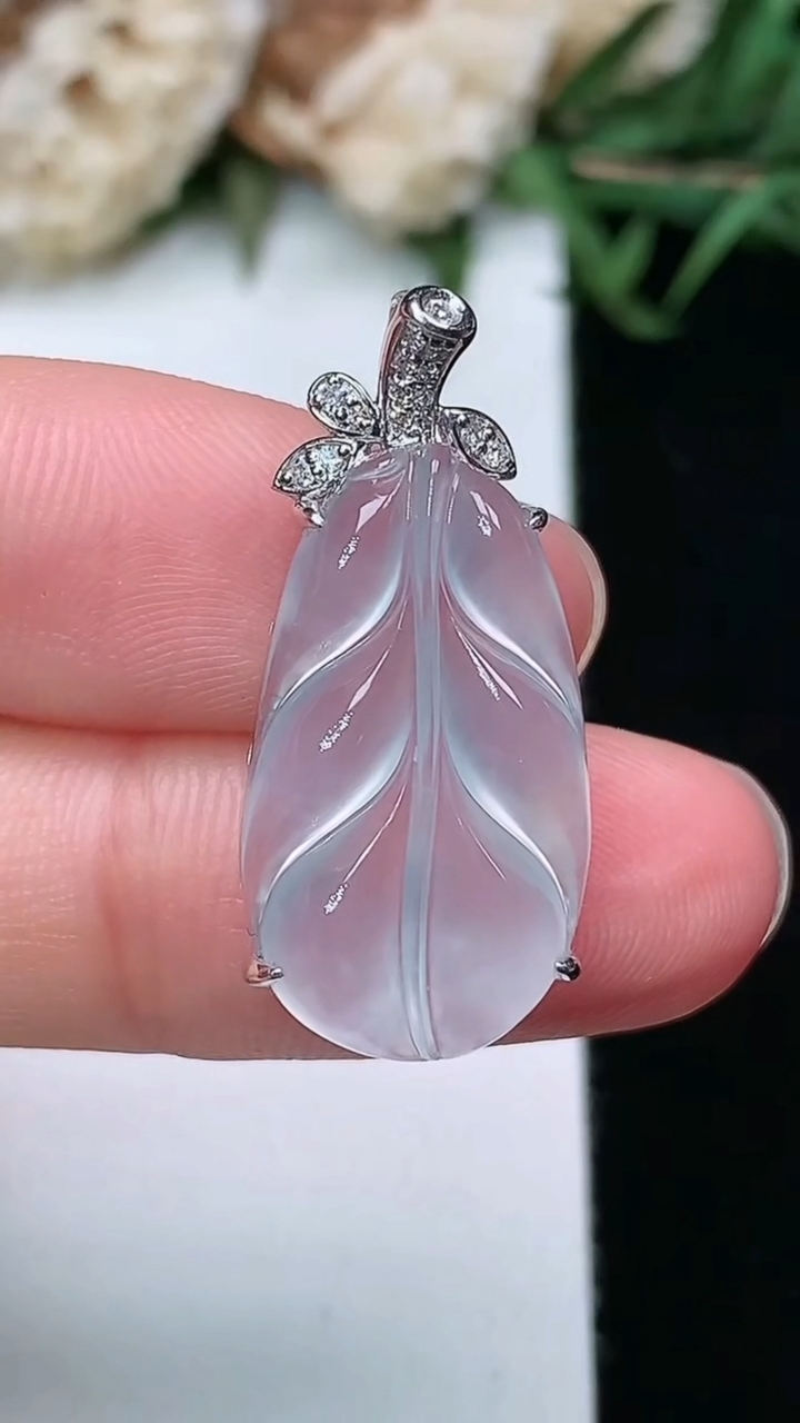 天然A货翡翠白冰金枝玉叶 叶子吊坠，尺寸21.5-12.2-6.3，重量:2.69g
3月17日