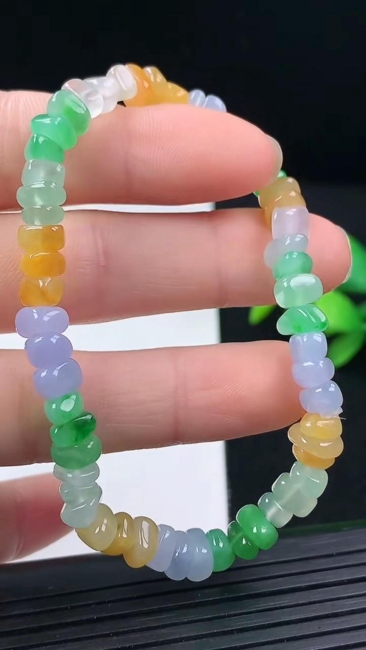 天然A货翡翠三彩原石手串尺寸6.5-5.2-2.9重量:11.46g3月17日
工厂直销收藏佳品,种好水足，色泽均匀，有种有色，上手高大气！