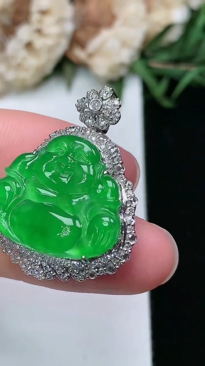 天然A货翡翠佛公吊坠，尺寸28.5-22.9-8.8，裸石16.4-19.8，重量:5.70g
3月17日