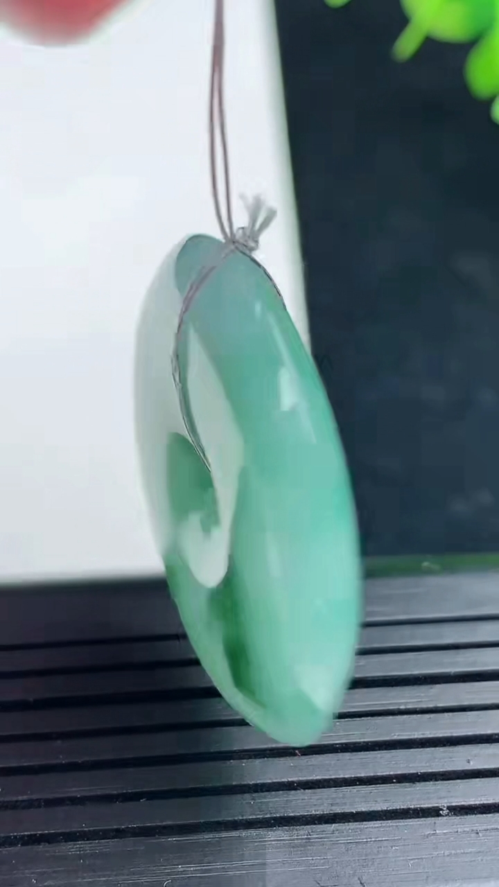 天然A货翡翠种飘花平安扣吊坠尺寸30.7-5.9重量:12.17g
3月17日