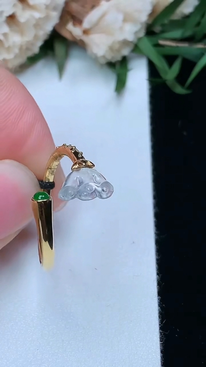 天然A货翡翠白冰莲蓬戒指，尺寸17-4.9-8.2-2.6，重量:2.18g2026年3月17日
工厂直销收藏佳品,种好水足，色泽均匀，有种有色，上手高大气！