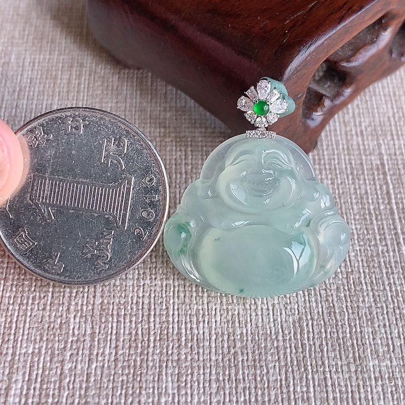 天然A货翡翠18K金伴钻镶嵌飘花佛公吊坠 
尺寸30.8-23-26-5.4mm 重量5.46g 0315