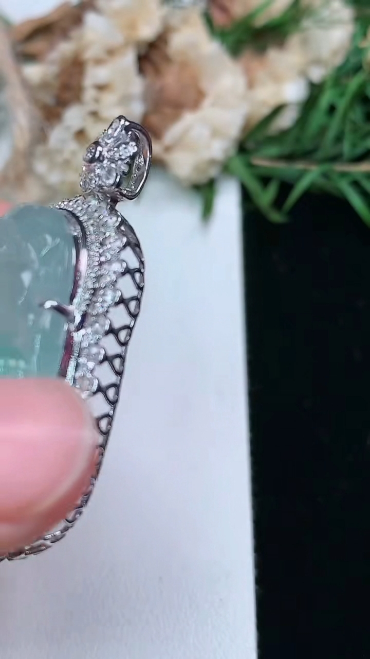 天然A货翡翠财神爷吊坠，尺寸45.5-29.7-12.2，裸石30-25.5
3月17日