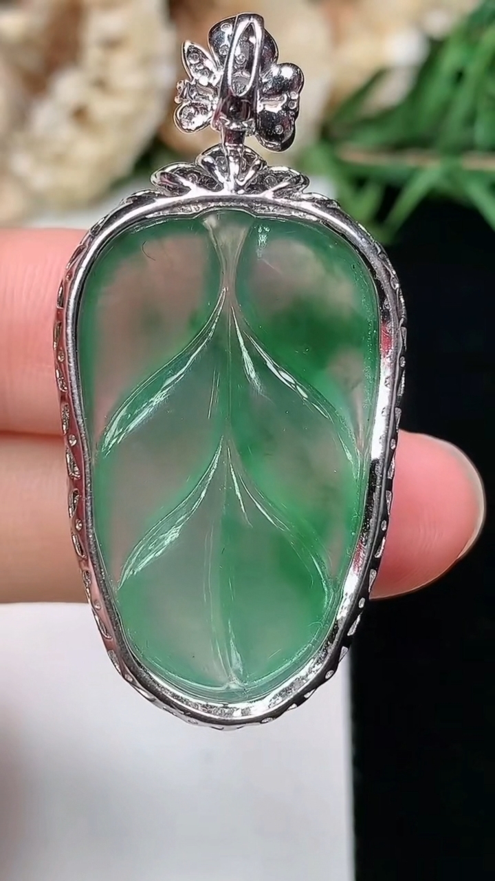 天然A货翡翠金枝玉叶 叶子吊坠，尺寸42.8-21-9.5
3月17日