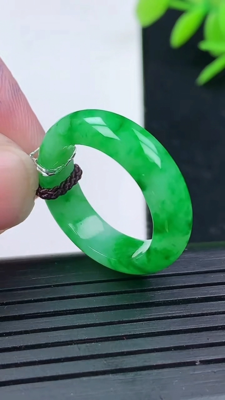 天然A货翡翠指环戒指尺寸18.2-5.7-3重量:4.31g2026年3月17日
工厂直销收藏佳品,种好水足，色泽均匀，有种有色，上手高大气！