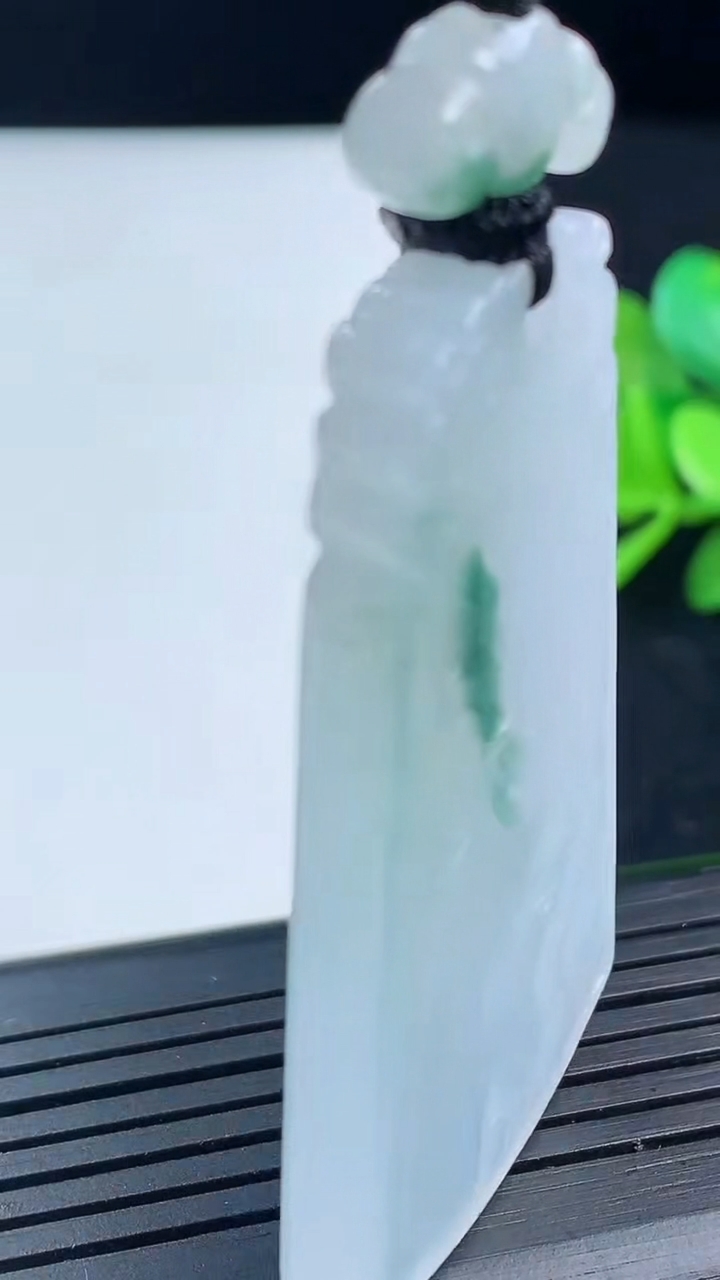 天然A货翡翠牌吊坠尺寸51.4-29-5.6重量:26.63g
3月17日