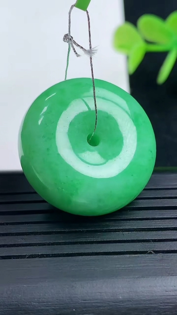 天然A货翡翠平安扣吊坠尺寸26.9-11.9重量:19.21g
3月17日