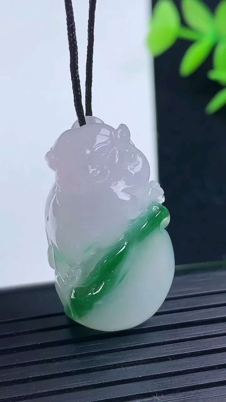 天然A货翡翠貔貅吊坠尺寸31-17.9-10.2重量:9.62g
3月17日