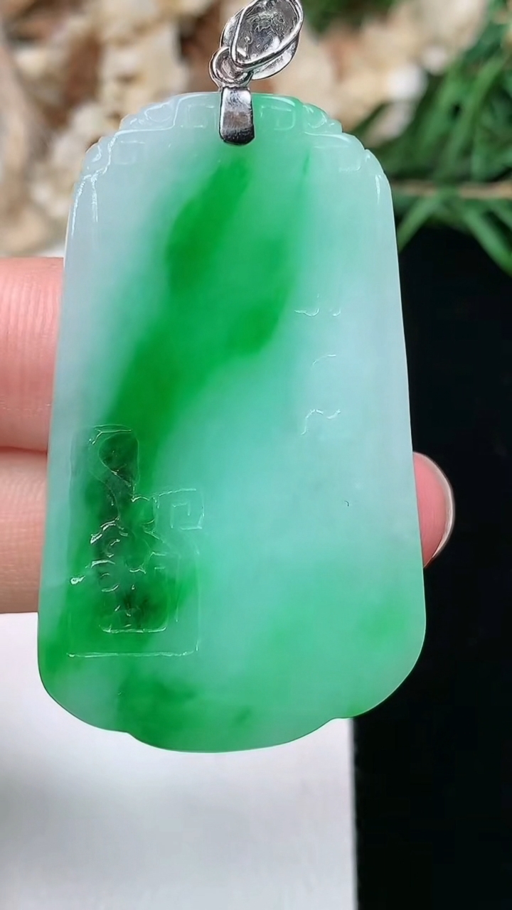 天然A货翡翠仿古无事牌吊坠，尺寸43-26-4.5，重量:13.32g
3月17日