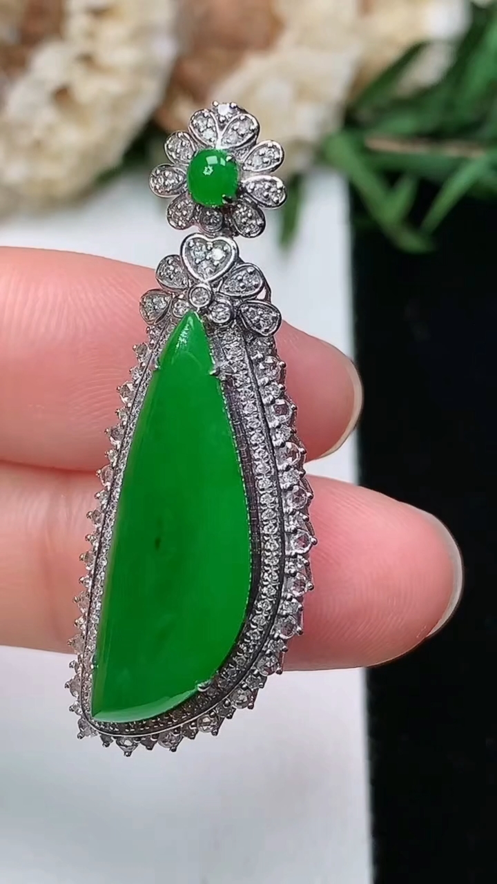 天然A货翡翠随形吊坠，尺寸38-13-11.3，裸石23.6-8，重量:5.24g
3月17日