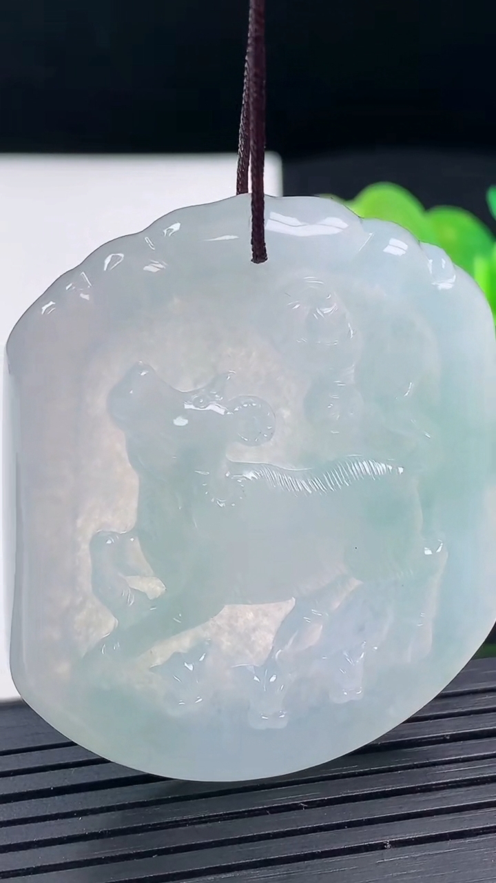 天然A货翡翠生肖牛吊坠尺寸50.1-41.9-4.8重量:24.26g
3月17日