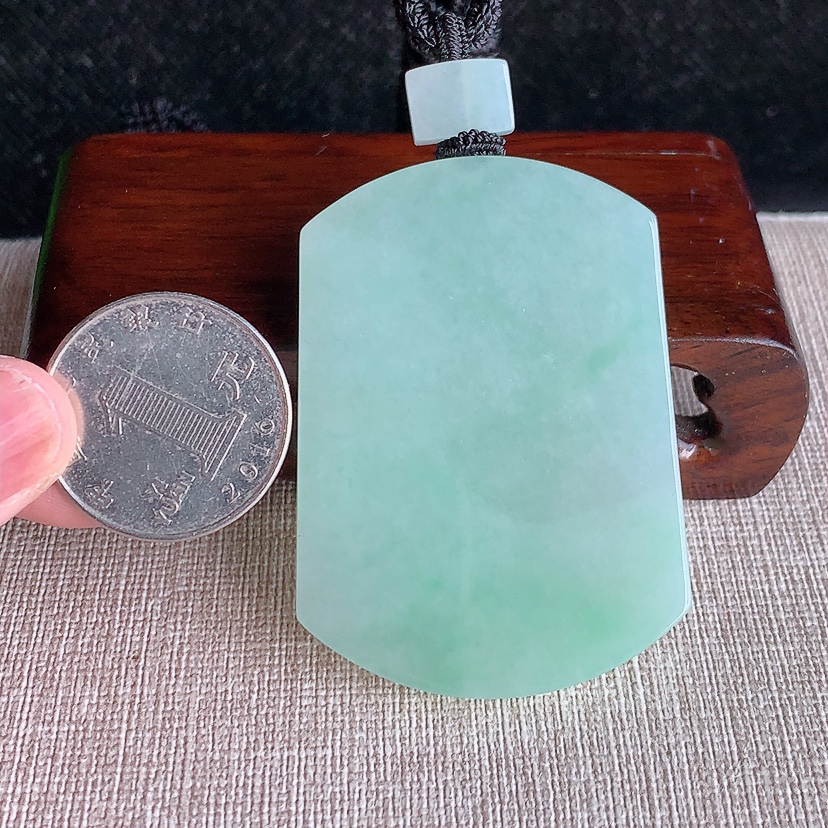 天然A货翡翠晴绿无事牌吊坠 
尺寸53.8-39.3-5.7mm 重量40.96g 0315