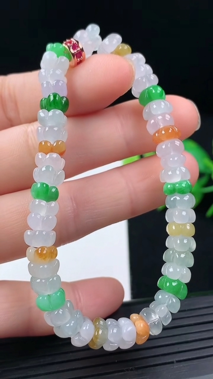 天然A货翡翠三彩四叶草手串尺寸5.5-5.3-2.9重量:14.83g3月17日
工厂直销收藏佳品,种好水足，色泽均匀，有种有色，上手高大气！