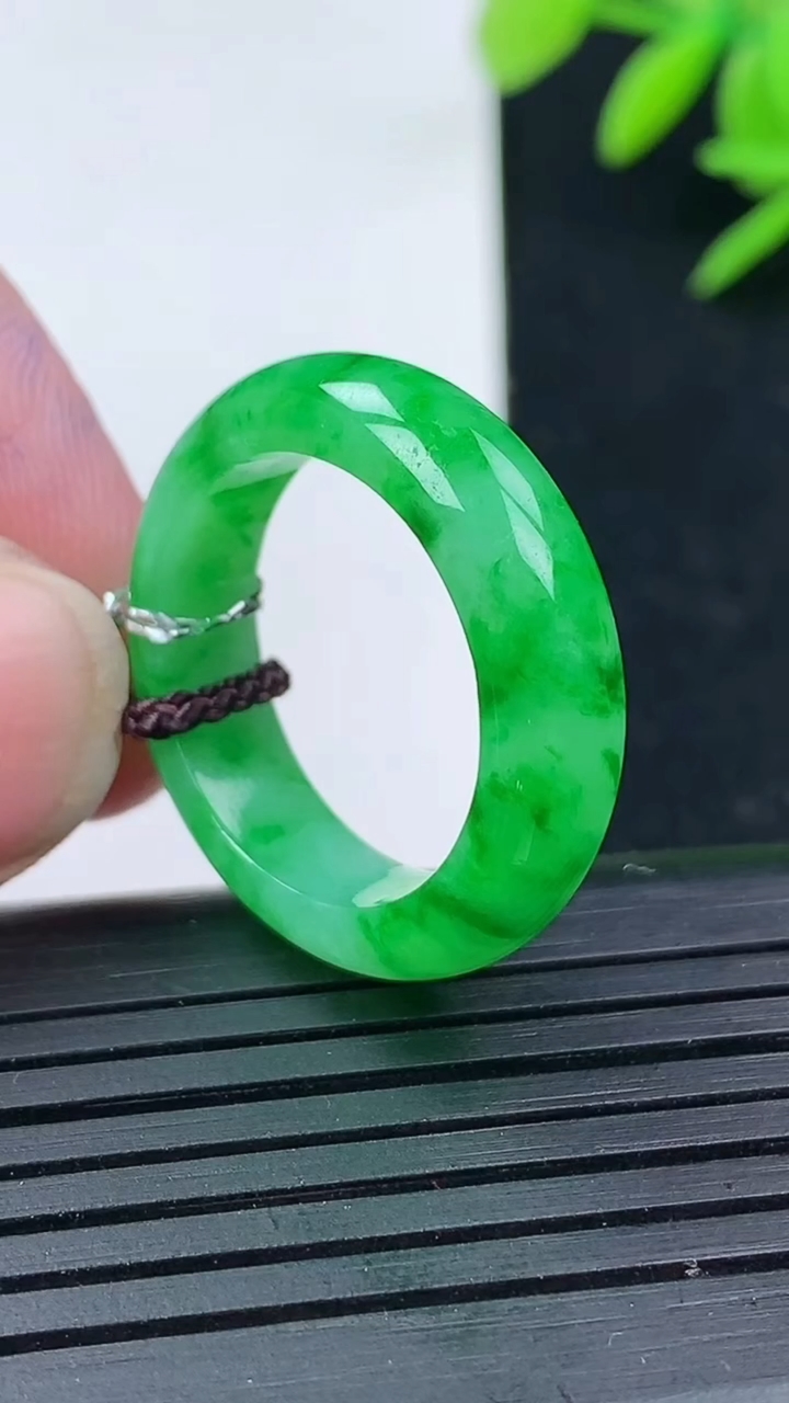 天然A货翡翠指环戒指尺寸18.2-5.7-3重量:4.31g2026年3月17日
工厂直销收藏佳品,