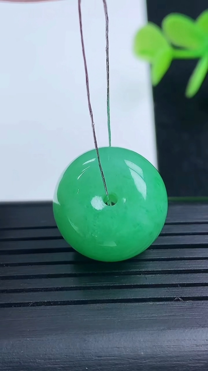 天然A货翡翠路路通吊坠尺寸16.5-10.8重量:6.83g
3月17日