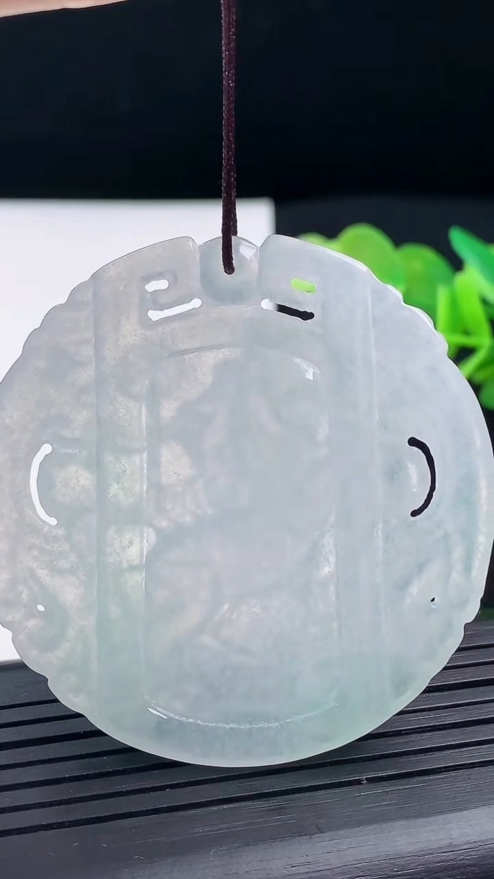 天然A货翡翠生肖马吊坠尺寸51.4-50.7-4.4重量:23.83g
3月17日