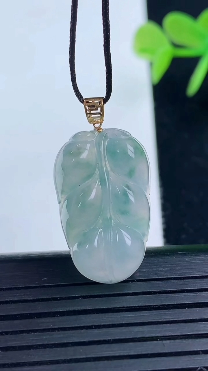 天然A货翡翠18K金飘花金枝玉叶 叶子吊坠尺寸23.6-14.7-5重量:3.47g
3月17日