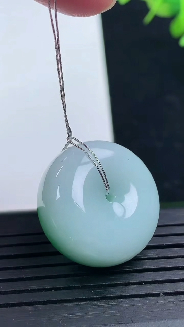 天然A货翡翠平安扣吊坠尺寸22.9-11.2重量:13.52g
3月17日