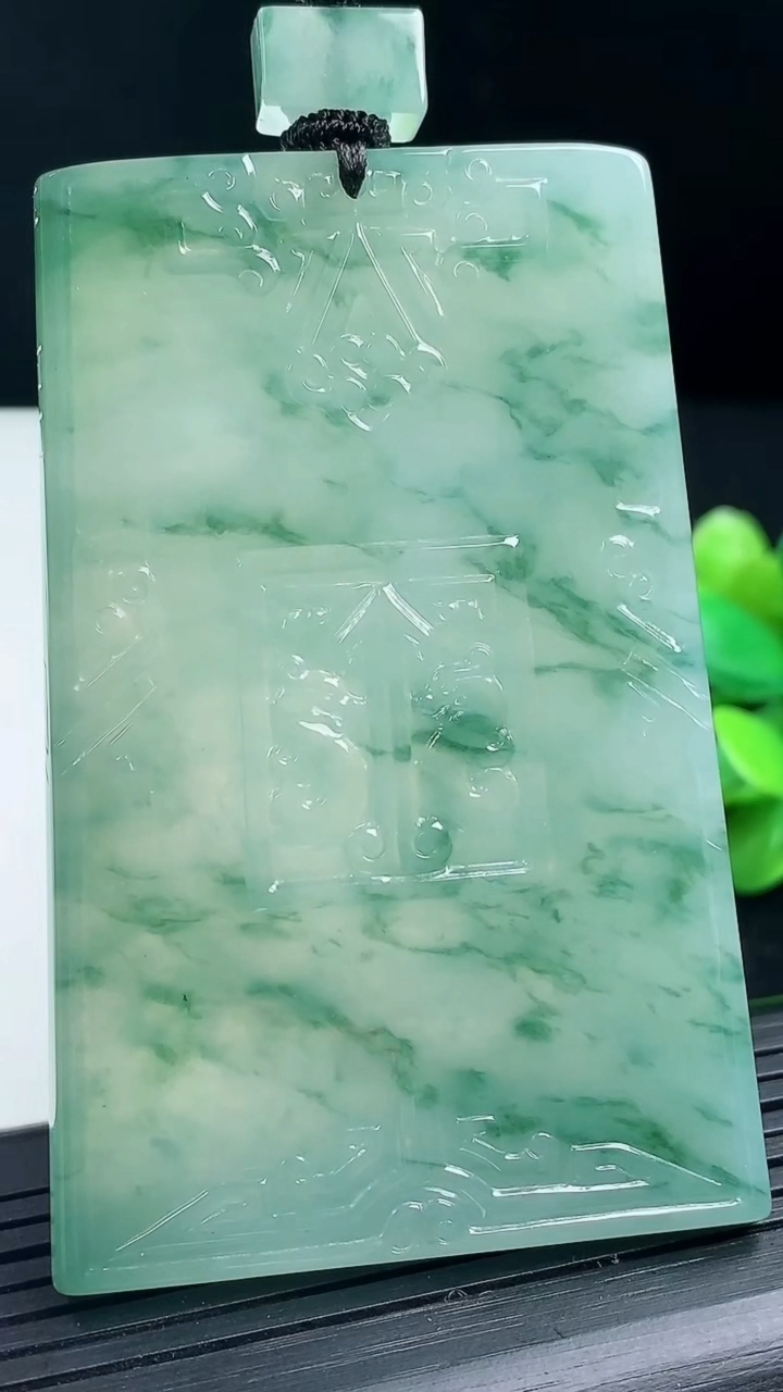 天然A货翡翠种飘花仿古无事牌吊坠尺寸69.6-45.7-5.6重量:57.00g
3月17日