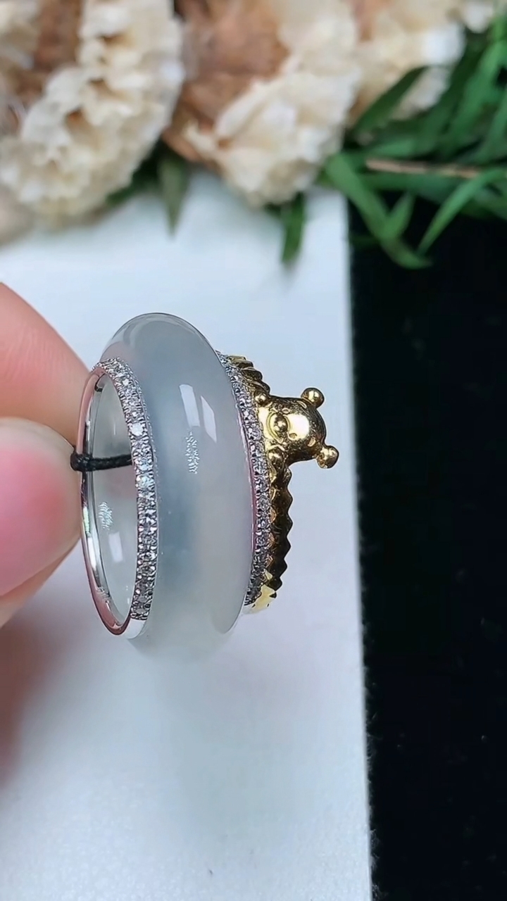 天然A货翡翠白冰指环戒指，尺寸17.2-6-3.8，重量:7.00g2026年3月17日
工厂直销收藏佳品,种好水足，色泽均匀，有种有色，上手高大气！