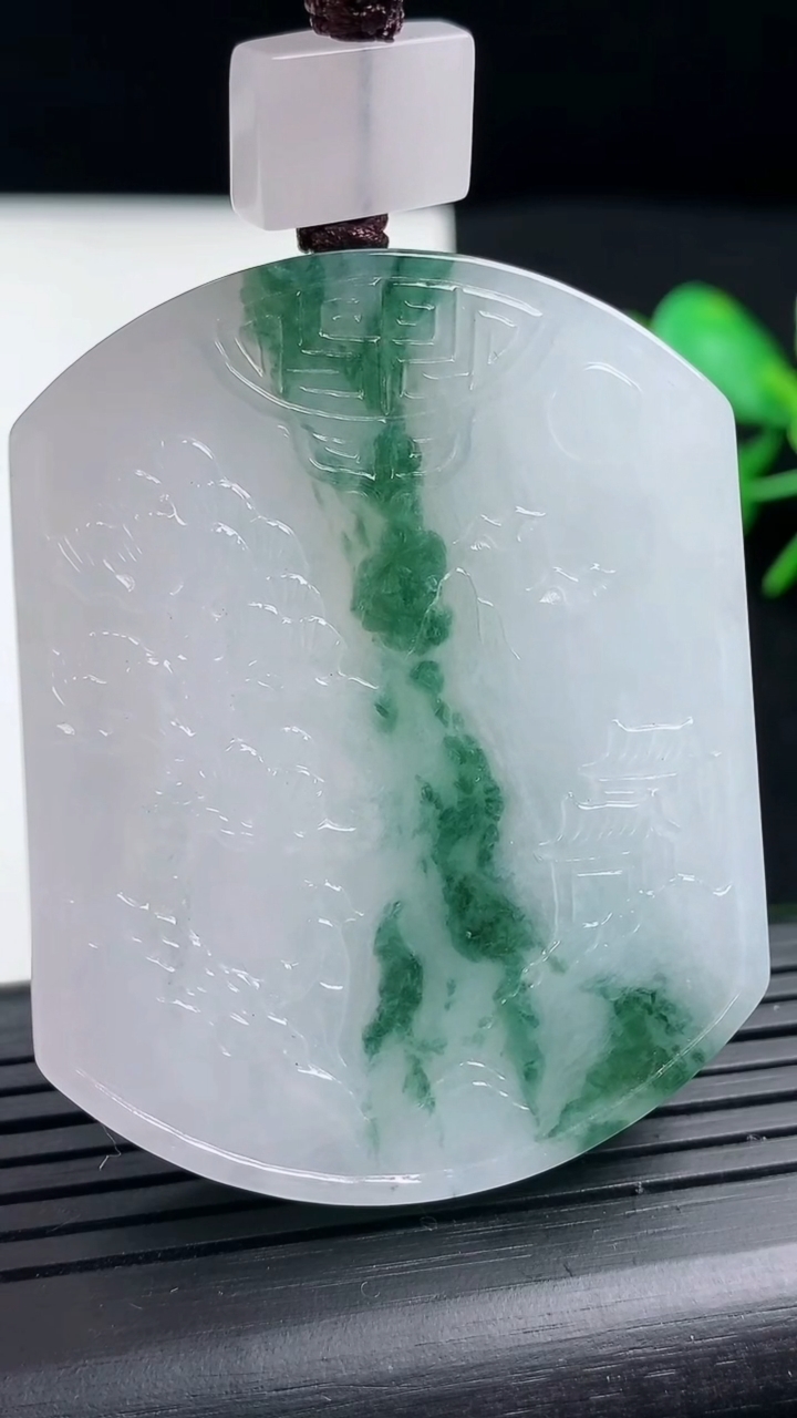 天然A货翡翠牌吊坠尺寸52.6-42.2-8.5重量:56.48g
3月17日