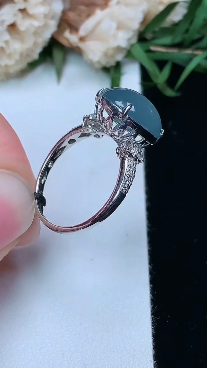 天然A货翡翠蓝水蛋面戒指，尺寸17.2-12.4-11，重量:3.36g2026年3月17日
工厂直销收藏佳品,种好水足，色泽均匀，有种有色，上手高大气！