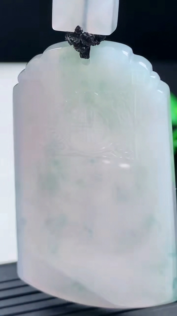 天然A货翡翠种飘花仿古无事牌吊坠尺寸58.1-35.5-5.2重量:37.09g
3月17日